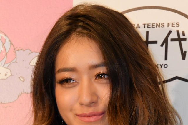 みちょぱ、久々の水着ショットをSNSに公開！褐色の美肌に「色っぽい」 画像