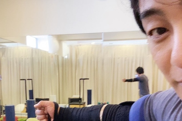 片岡愛之助、妻・藤原紀香と一緒にトレーニング!ジム写真に「素敵な夫婦」の声! 画像