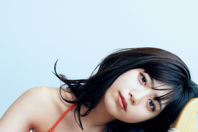 吉田莉桜が新たな一面 赤ビキニで大人の表情! 画像