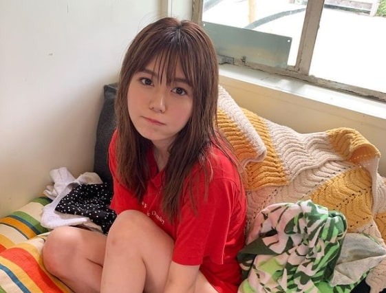 井口綾子、Tシャツ生足ショットに「エロ可愛い」の声! 画像