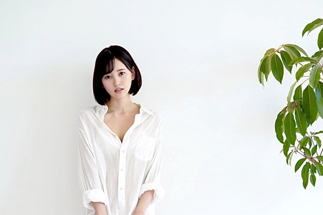 兒玉遥、SNS公開の白シャツ姿に「色っぽい」「なんて美脚」とファン興奮 画像