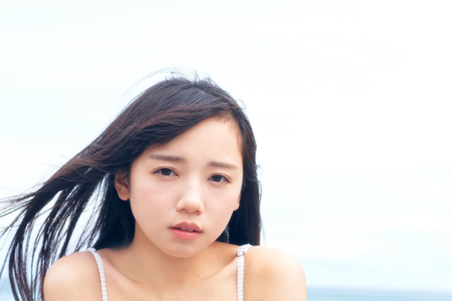 日向坂46・齊藤京子、写真集の水着カットが初解禁！白ビキニ姿で抜群のスタイル見せる！ 画像