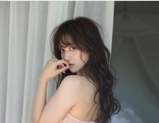 奥山かずさ、SNSにエロス全開のセクシーショット公開! 画像