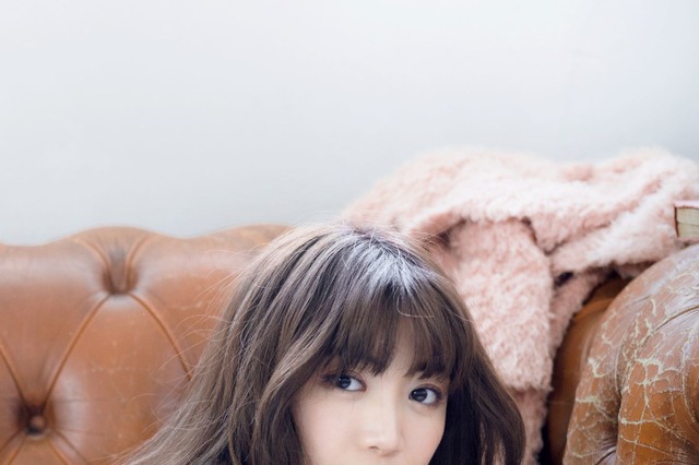 “あざかわ女子”源藤アンリ、写真集表紙で上半身裸のきわどすぎる姿披露！ 画像
