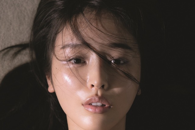 加治ひとみ、最新フォトブックで限界美ボディ披露! 画像