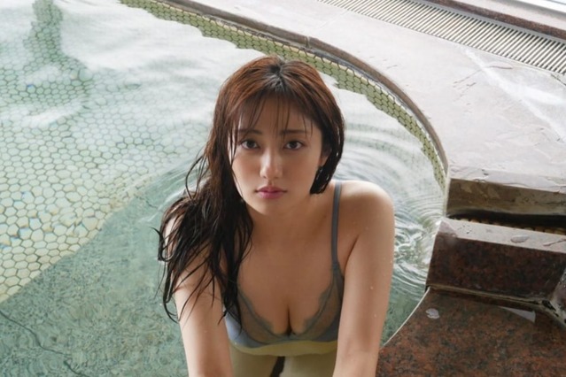 奥山かずさ、胸元セクシーなグラビアオフショット 画像