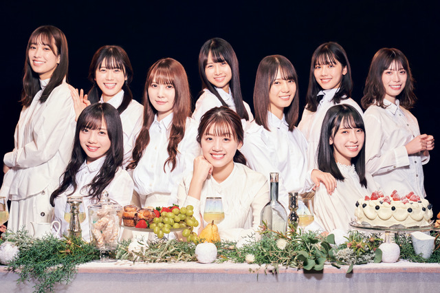 “アザトカワイイ”全開！日向坂46がパーティー感たっぷりのグラビア披露！ 画像