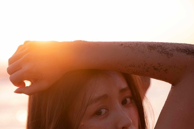 “腸活女王”加治ひとみ、初のフォトブックが初週売上オリコン1位に！ 画像