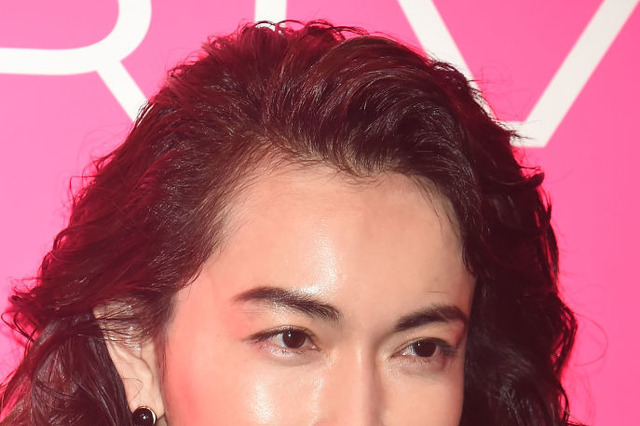 長谷川京子、インスタのミニスカ姿に「美脚」「足が細い」と驚きの声 画像