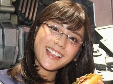 貴島明日香、イブにミニスカサンタ姿公開 画像