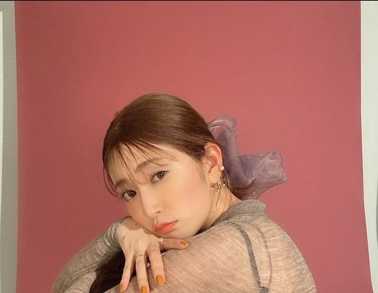 吉田朱里、ニーハイ美脚で新年の挨拶…卒業後初の女性誌表紙オフショット 画像