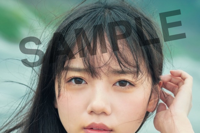 水着や浴衣、デート風ショットも!日向坂46・齊藤京子、写真集の封入ポストカード公開! 画像