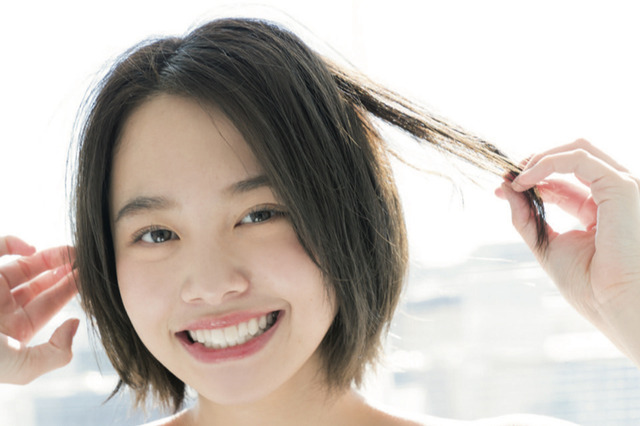 新田あゆな、表紙に初登場！妄想グラビアで制服、バイト姿、水着も披露！ 画像