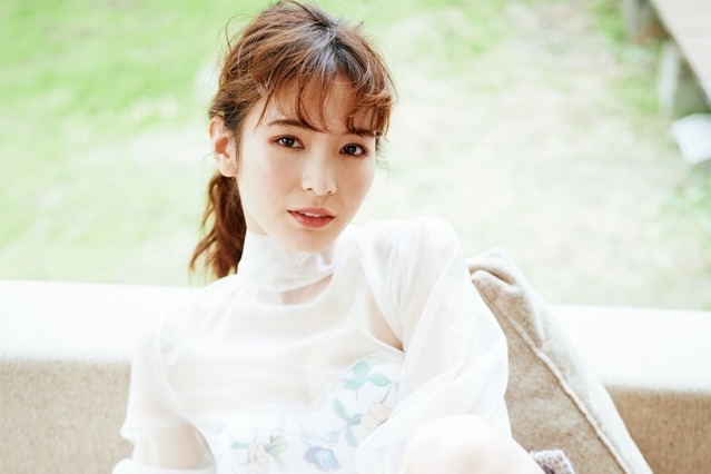 ほのか、“スケスケ”ブラウス姿のセクシーグラビアを公開！ 画像