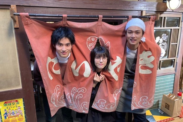 浜辺美波、岡田健史、中川大輔が暖簾からひょっこり！『ウチ彼』オフショットに反響 画像