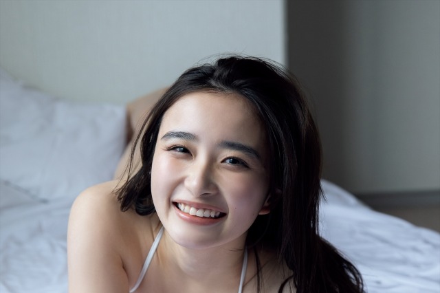 安部乙、デート感満載のグラビア！純白美ボディを披露 画像