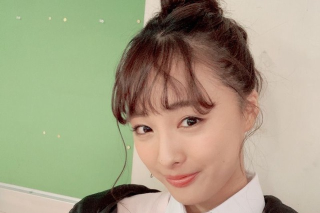 大友花恋、制服姿の撮影オフショット公開！「癒される」「まだ高校生いける」 画像