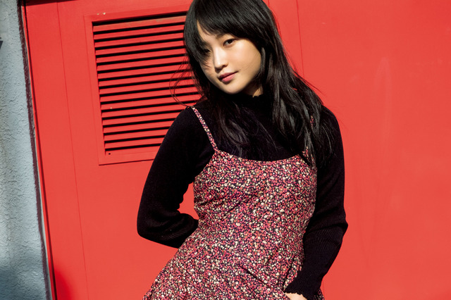 鞘師里保、グラビア誌『アップトゥボーイ』300号で美脚チラリ 画像