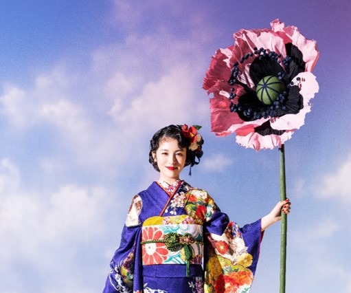 浜辺美波が振袖を美しく着こなし!アートな最新ビジュアルが公開! 画像