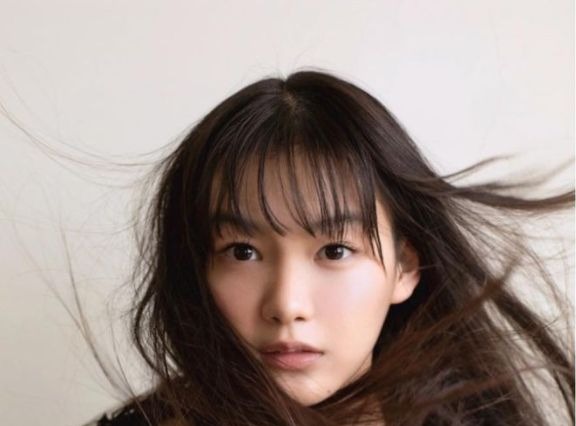 ミスヤンマガ・吉澤遥奈、写真集の中身チラ見せ！悩殺谷間ショット披露 画像