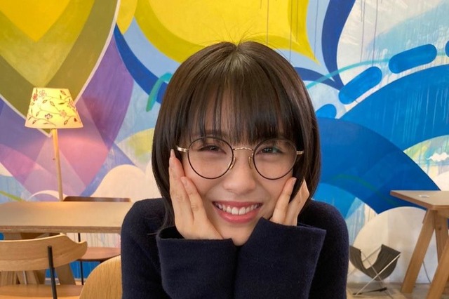 浜辺美波の可愛すぎる頬杖ショットにファン「癒されっぱなし」 画像