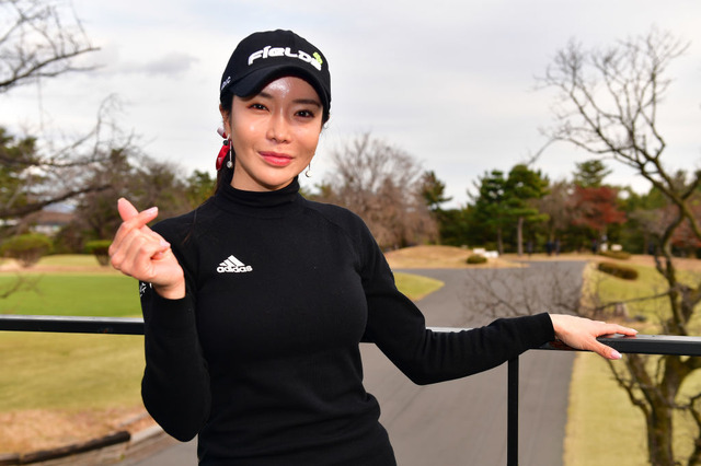 “ゴルフ界のセクシークイーン”アン・シネ、ピンクのミニスカ姿を披露! 画像