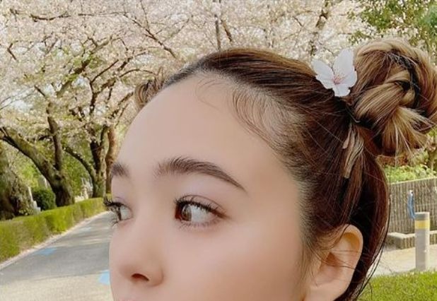 藤田ニコル、桜の花飾ったお団子ヘアカット公開！「可愛すぎる」と評判 画像