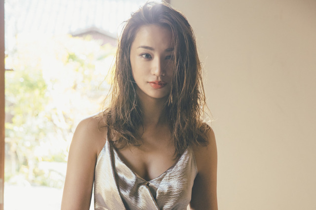 高橋メアリージュン、美スタイル際立つセクシー衣装を披露 画像