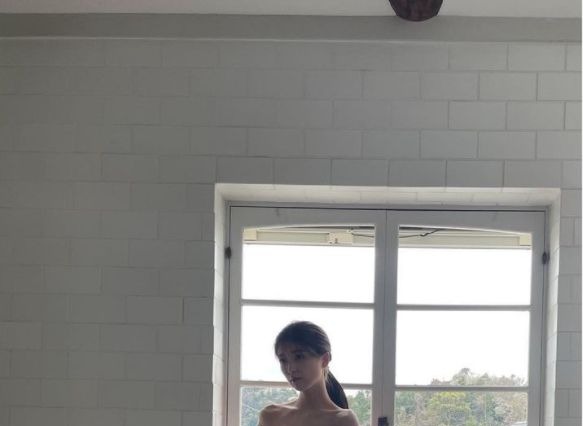 工藤美桜、圧巻の脚線美披露!オフショットにファン「色気が凄い」「素晴らしい」 画像