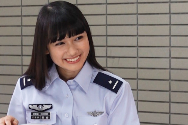 黒崎レイナ、自身表紙の自衛隊広報誌『MAMOR』6月号表紙撮影裏を公開 画像