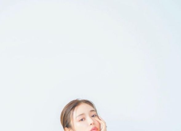 加治ひとみ、胸元ざっくりのデニム衣装姿に反響！ 画像