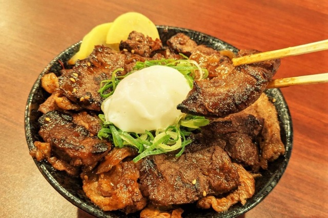 “焦がしハラミ”が香ばしい!「伝説のすた丼屋」から「特選W牛焼肉丼」が発売! 画像