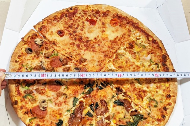 コストコより巨大! 直径46cmのドミノ・ピザ「ウルトラジャンボ」を注文してみた! 画像