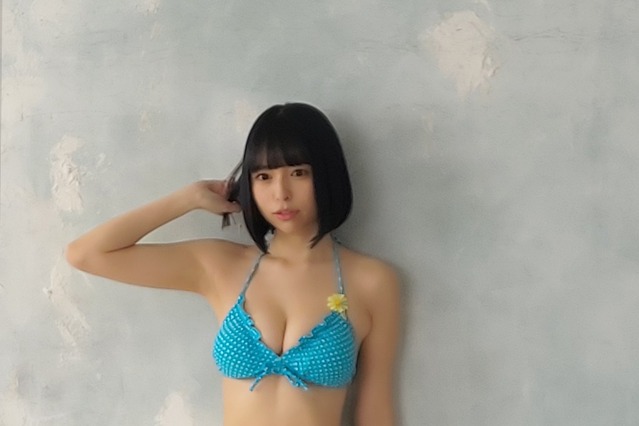 寺坂ユミ、人生初の表紙&巻頭グラビア!ビキニやミニスカ制服のオフショ公開! 画像