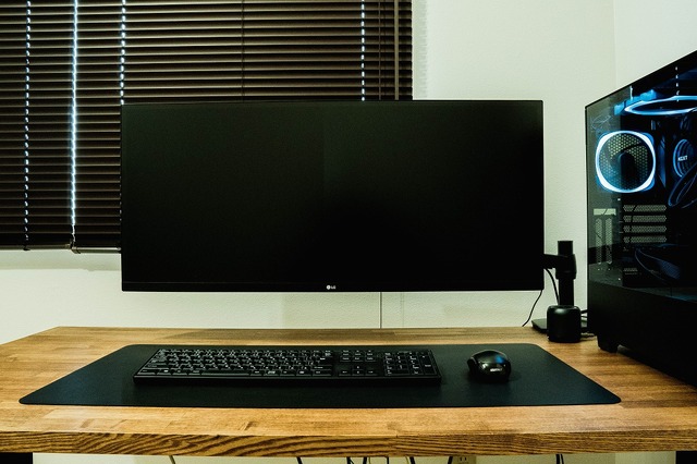 ウルトラワイドモニター中心の参考にしやすい構成！フリーランスブロガーが選んだミニマルデスク環境 画像