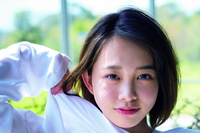 新田あゆな、高校卒業後初のグラビア！大胆セクシーな“たくし上げ”ショットも！ 画像