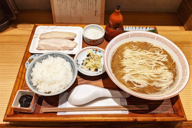 新ジャンルの“焼魚系ラーメン”「炭火焼濃厚中華そば 海富道」を実食レポ! 画像