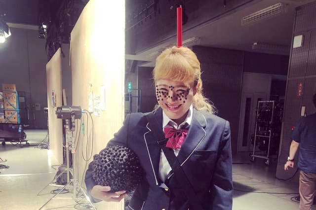 制服姿で顔にタピオカ、金箔パック……丸山桂里奈、インパクト抜群の思い出ショット公開! 画像