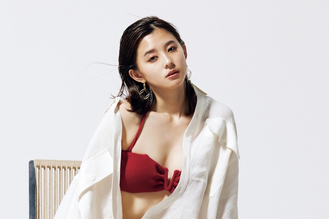 朝比奈彩、しなやかボディで大人の水着披露 画像