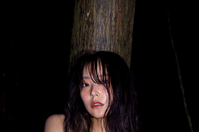 白間美瑠、写真集撮影の舞台裏公開！セクシー水着でプールにダイブするシーンも!? 画像