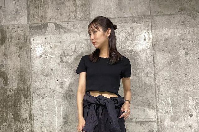 石川恋、夏の“へそチラ”ブラックコーデが好評!「かっこいい」「セクシー」 画像