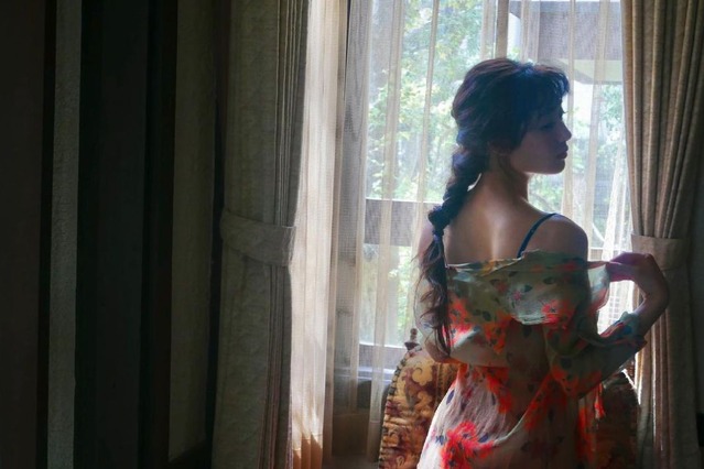 奥山かずさ、美背中ちらりのオフショ公開！表紙では真っ赤なランジェリーも 画像