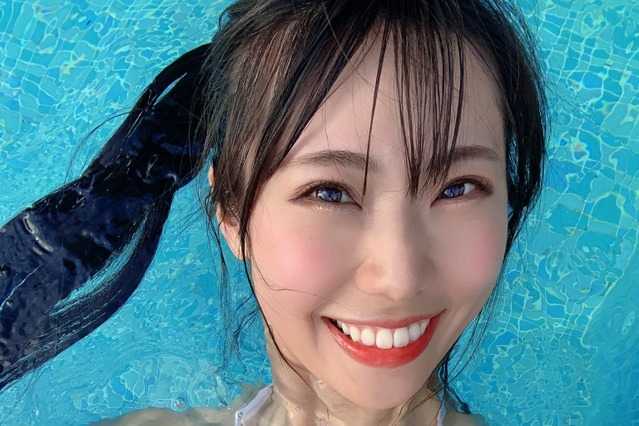 Iカップグラドル・鈴木ふみ奈、迫力バストのプール自撮りショットに反響! 画像
