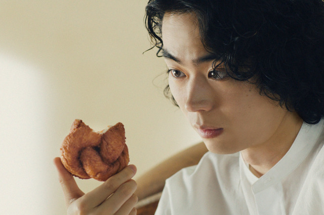 菅田将暉、ミスド新CMに登場！セットのソファにも興味津々 画像