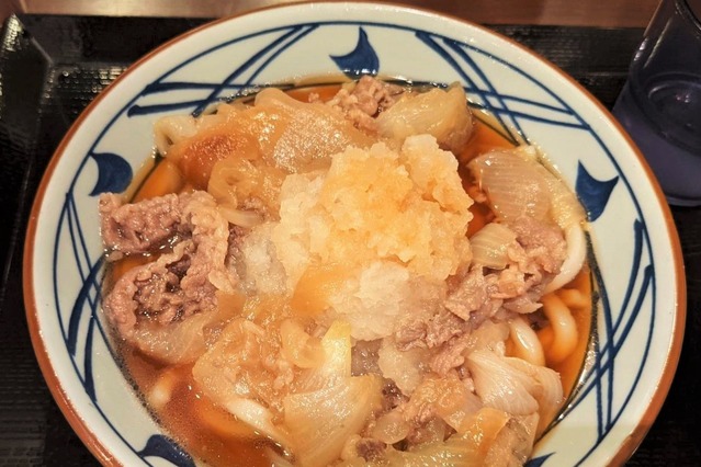 歴代“冷やしうどん”で人気NO.1! 丸亀製麺「鬼おろし肉ぶっかけ」を実食! 画像