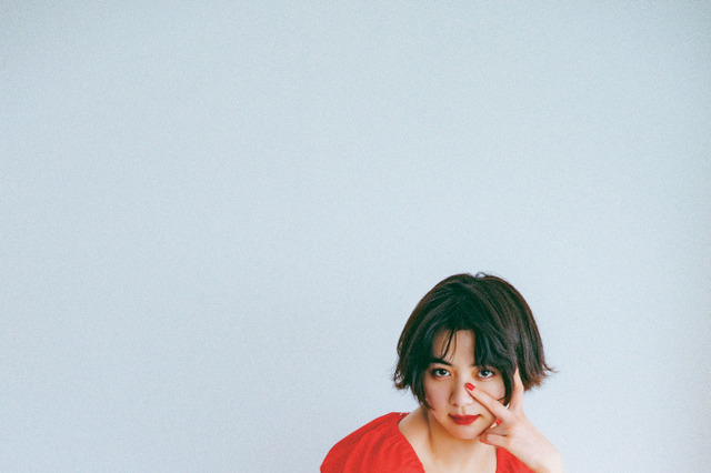 池田エライザ、太もも露出の赤ミニワンピ披露 画像