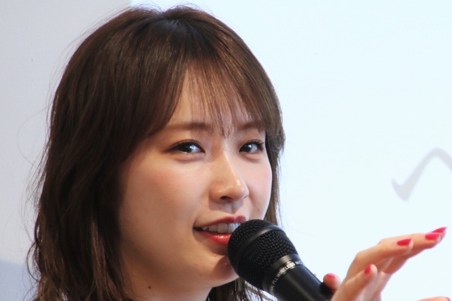 乃木坂46・高山一実、ミニスカ×ニーハイブーツで“まぶしい絶対領域披露! 画像