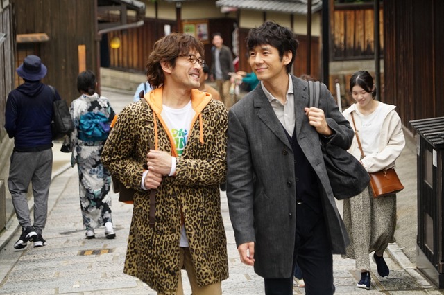 西島秀俊・内野聖陽の微笑ましすぎる京都旅行！劇場版『きのう何食べた？』場面写真解禁 画像