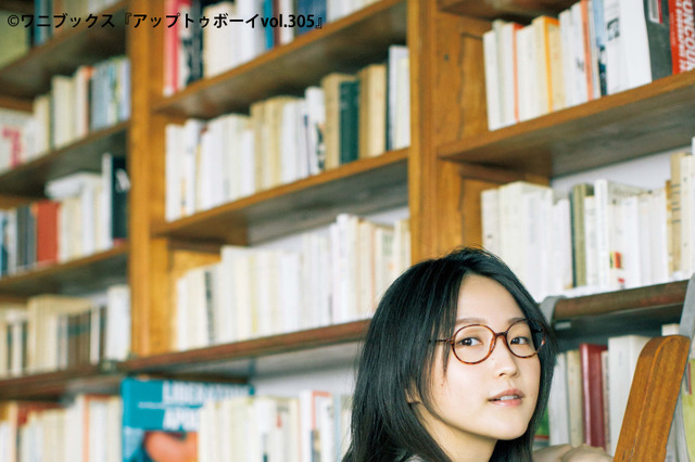 元モーニング娘・鞘師里保、メガネ姿の文学少女グラビア！ 画像