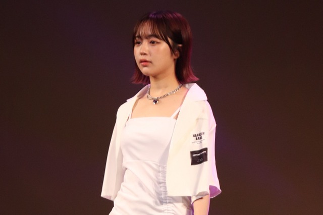 【TGC teen 2021】SNS500万フォロワーなえなの、大人なミニワンピで美脚披露 画像